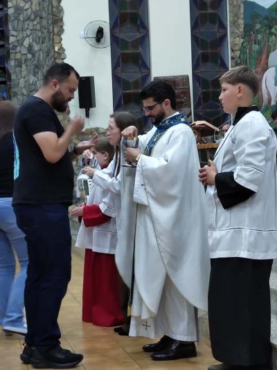 3º Dia da Novena reúne centenas de devotos no Santuário Nossa Senhora Aparecida Celebração foi presidida pelo Padre Aroldo Shinemann Filho e marcada por fé